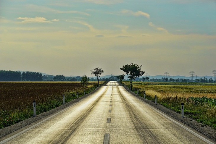 Berpetualang ke negeri berpendangan indah tetap populer. (Foto: Pixabay/Schwoaze)
