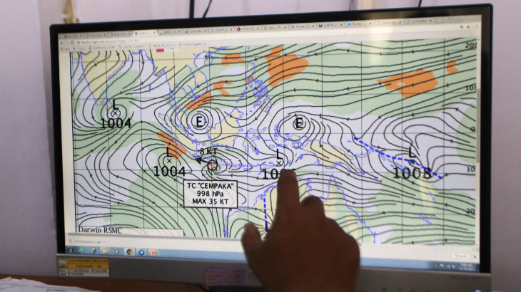 Petugas Badan Meteorologi Klimatologi dan Geofisika (BMKG) mengamati arah angin melalui monitor (ANTARA FOTO/Budi Candra Setya)