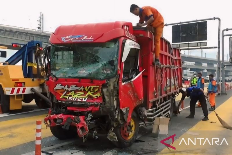 Petugas sedang mengevakuasi sebuah truk yang mengalami kecelakaan beruntun di gerbang Tol Halim Utama, Jakarta Timur, Rabu (27/3) Foto: ANTARA/Syaiful Hakim