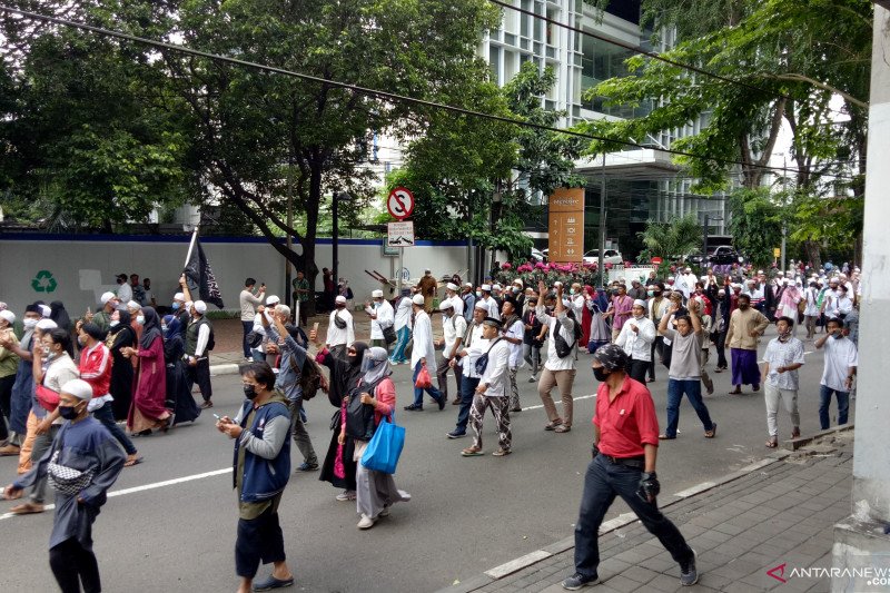 Dua Anggota Polisi Jadi Korban Sabetan Samurai Massa Pendukung Rizieq