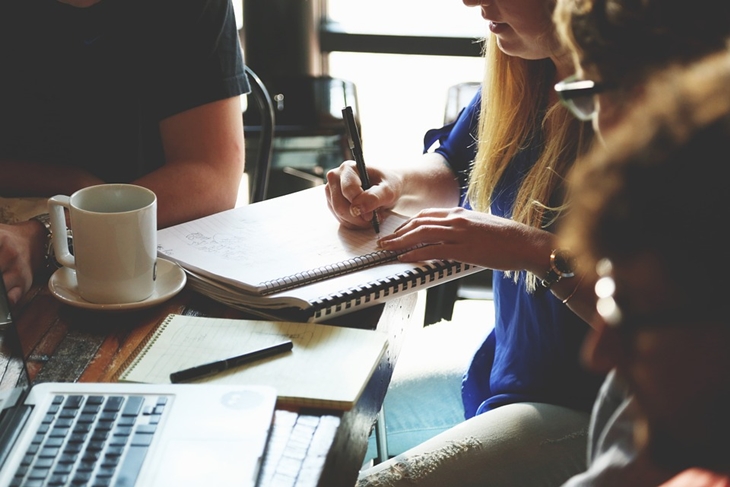 Kamu bisa pulang lebih cepat ketika datang lebih pagi ke kantor. (Foto: Pixabay/StartupStockPhotos)