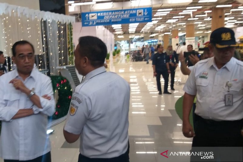 Menteri Perhubungan Budi Karya Sumadi, saat berkunjung ke Bandara Internasional Kualanamu, Kabupaten Deli Serdang, Sabtu (4/1/2020). (ANTARA/Munawar)