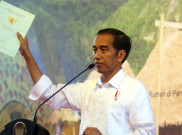 Jokowi Bagi-bagi 'Kartu Sakti'