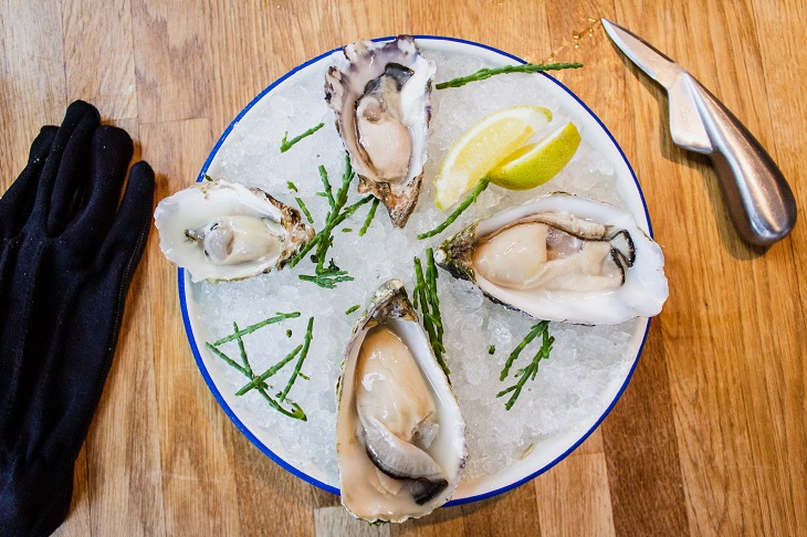Foto 2- oyster sangat digemari di negara Amerika Serikat- louis hansel-unsplash