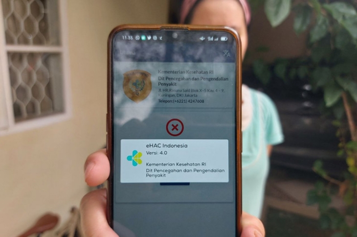 Seorang pengguna eHAC di Kota Bekaskli, Jawa Barat, memperlihatkan aplikasi lama yang sudah tidak berfungsi, Selasa (31/8/2021). (ANTARA/Andi Firdaus)