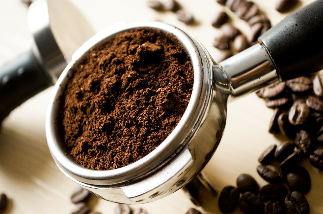 Minum kopi hijam (Foto: Pixabay/eliasfalla)