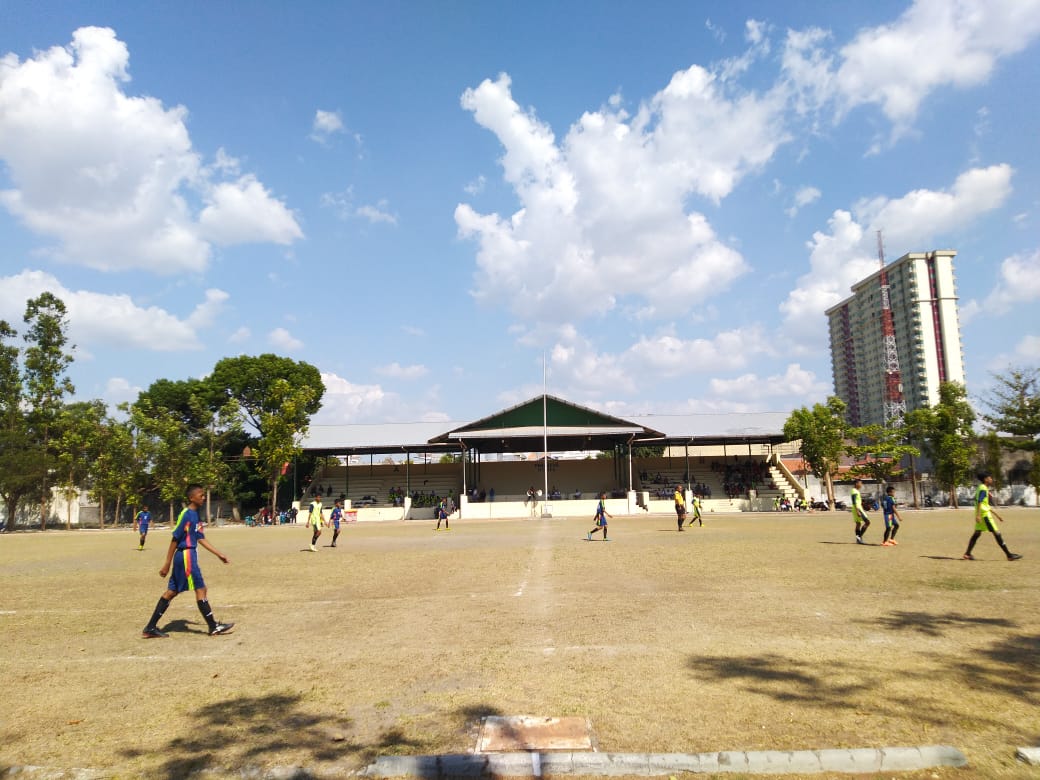 Klub SSB Solo, Jawa Tengah bermain di Lapangan Kota Barat yang akan dijadikan tempat latihan Piala Dunia U-20, Jumat (24/1). (MP/Ismail)