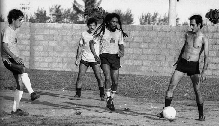 Bob Marley sedang bermain bola. (Foto/BobMarley120.weebly)