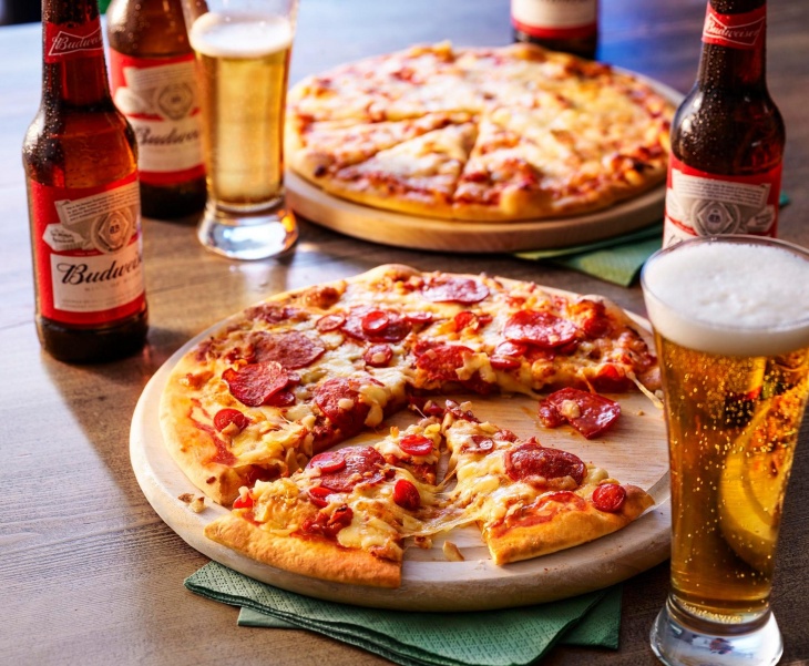 Pizza dan bir menjadi kombinasi dengan vibe menyenangkan. (Foto: The Sun) 