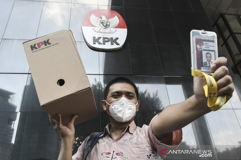 pegawai KPK Yudi Purnomo berjalan keluar sambil membawa peralatan pribadi dari meja kerjanya di Gedung Merah Putih KPK, Jakarta, Kamis (16/9/2021). KPK memberhentikan 57 pegawai yang tidak lulus tes wawasan kebangsaan (TWK) saat alih status menjadi ASN per 30 September 2021. ANTARA FOTO/Fakhri Hermansyah/rwa.