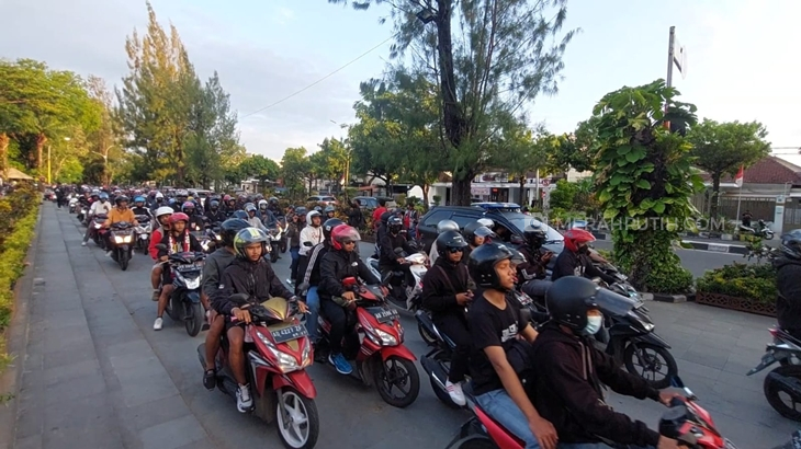 Sebanyak ratusan suporter Persis Solo fans konvoi bertolak ke Stadion Mandala Krida, Kota Yogyakarta, Selasa (4/10). (MP/Ismail)