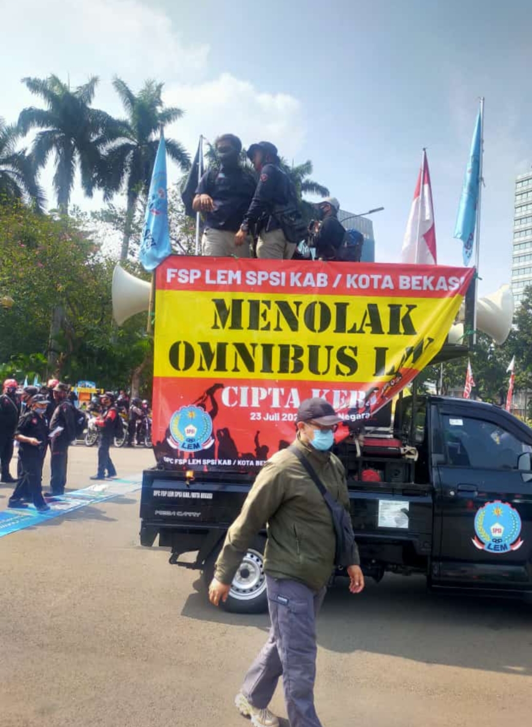 Ratusan buruh mengepung Istana Negara, Jakarta, Kamis (23/7) dengan tuntutan menolak pengesahan Rancangan Undang Undang Cipta Kerja (RUU Ciptaker) atau Omnibus Law.