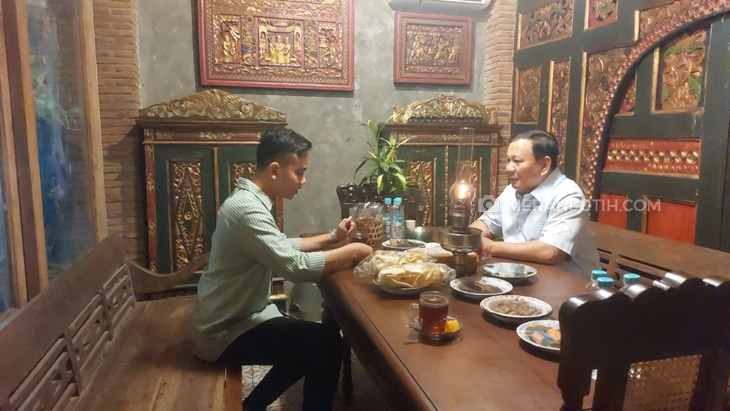 Prabowo Subianto bersama Gibran di warung angkringan Omah Semar, Kelurahan Jajar, Kecamatan Laweyan, Solo, Jawa Tengah, Jumat (19) pukul 21.15 WIB. (MP/Ismail)