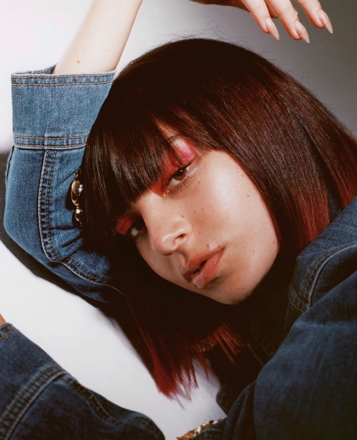 Rambut bob dengan poni. (Foto Instagram @charli_xcx)