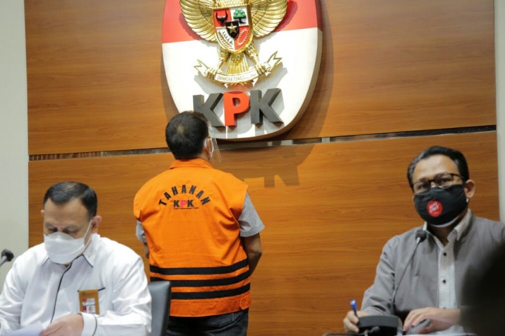 Ketua KPK Firli Bahuri (kiri) bersama Plt Juru Bicara KPK Ali Fikri saat jumpa pers di Gedung KPK, Jakarta, Senin (2/8) terkait penahanan tersangka Direktur PT Aldira Berkah Abadi Makmur (ABAM) Rudy Hartono Iskandar. (Antara/HO-Humas KPK)