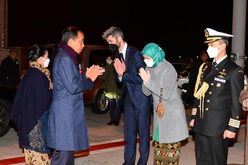 Presiden RI Joko Widodo dan Ibu Negara Iriana Joko Widodo saat akan bertolak kembali ke Tanah Air dari Bandara Abelag, Brussels, Belgia, Rabu (14-12-2022), usai menghadiri rangkaian acara KTT Peringatan 45 Tahun ASEAN-Uni Eropa.