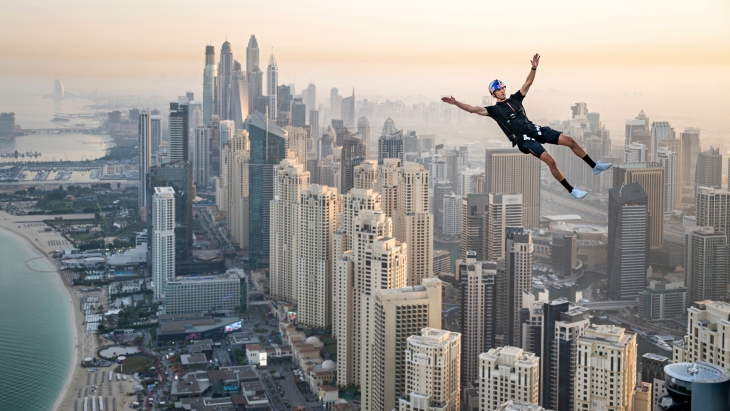 Brian Grubb Lakukan Wakeskating dan BASE Jumping dari Gedung Pencakar Langit Dubai
