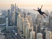 Brian Grubb Lakukan Wakeskating dan BASE Jumping dari Gedung Pencakar Langit Dubai