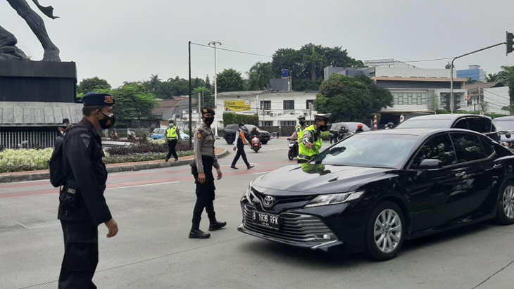 Petugas memberhentikan pengendara yang melanggar aturan ganjil-genap di Jalan Sudirman, Jumat (13/8/2021). ANTARA/Sihol Hasugian