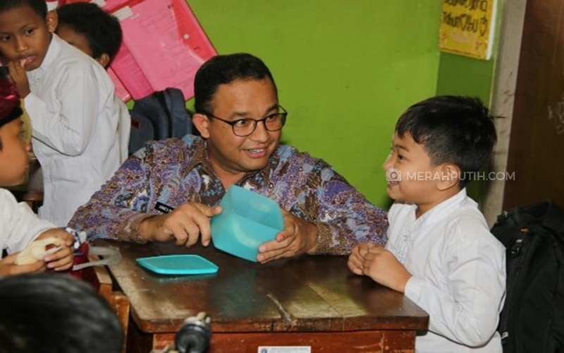 Anies Baswedan bersama seorang siswa sekolah dasar