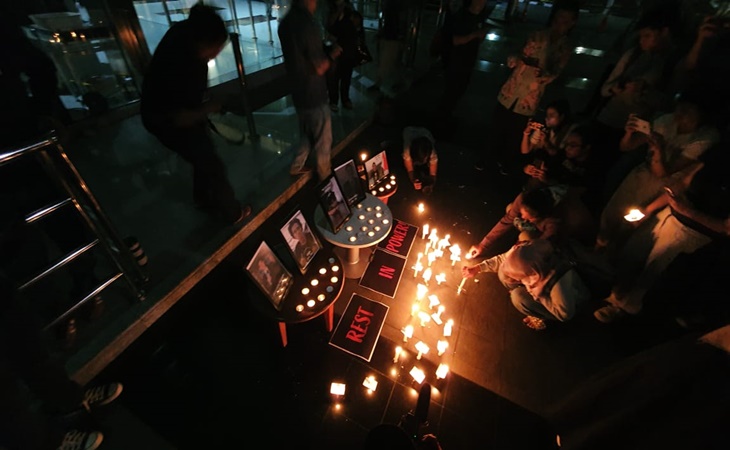 Koalisi Masyarakat Antikorupsi gelar malam renungan untuk korban unjuk rasa yang meninggal di Gedung KPK