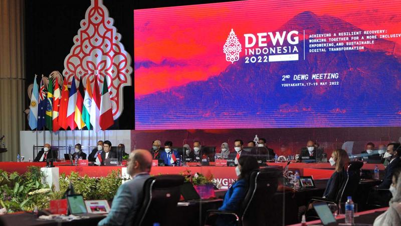 Menkominfo Johnny G. Plate menyambut hangat para delegasi Negara Anggota G20 yang hadir dalam Sidang Kedua Digital Economy Working Group. Foto: Kominfo