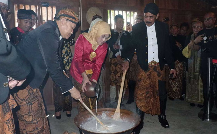 Wali Kota Solo FX Hadi Rudyatmo ikut serta dalam proses pembuatan Jenang