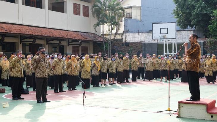 Wali Kota Solo FX Hadi Rudyatmo memberikan pembinaan pada puluhan kepala sekolah untuk persiapan menyambut new normal, Selasa (2/6). (MP/Ismail)