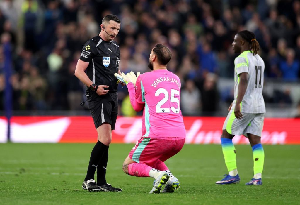 Rekor Buruk Donnarumma: Berlutut Sambil 'Mengemis' di Hadapan Wasit dan Jadi Kiper Paling Banyak Dapat Kartu Kuning di Eropa