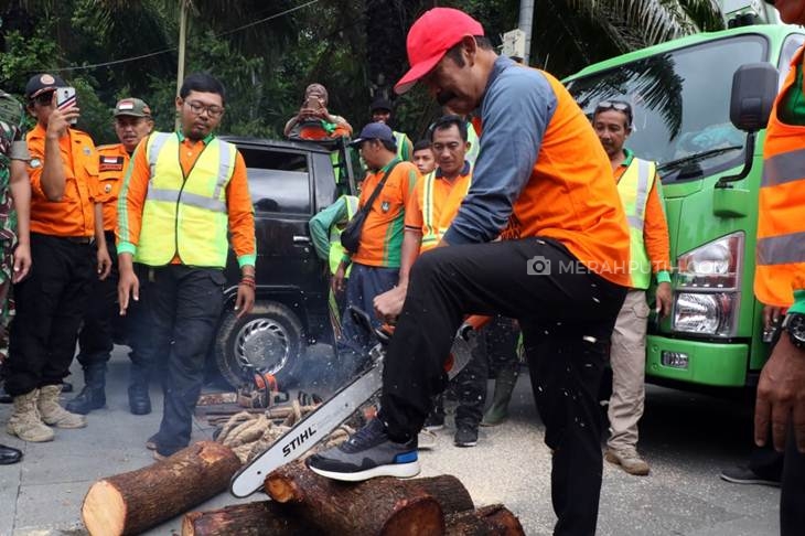 Wali Kota Solo Hadi Rudyatmo memimpin apel apel Bersama Siaga Bencana 2020 Pemkot Solo di Plaza Manahan, Solo, Jawa Tengah, Jumat (10/1). (MP/Ismail)