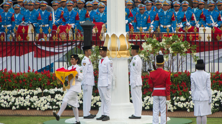 Ruth Cheline Eglesya Purba Pembawa Baki Saat Upacara Penurunan Bendera