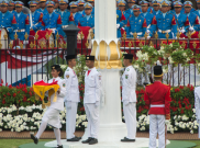 Ruth Cheline Eglesya Purba Pembawa Baki Saat Upacara Penurunan Bendera