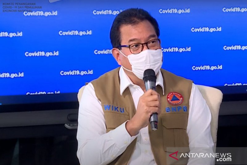 Juru bicara Satgas Penanganan COVID-19 Prof. Wiku Adisasmito dalam diskusi di Graha BNPB, Jakarta, Senin (9/11/2020) (FOTO ANTARA/Prisca Triferna)