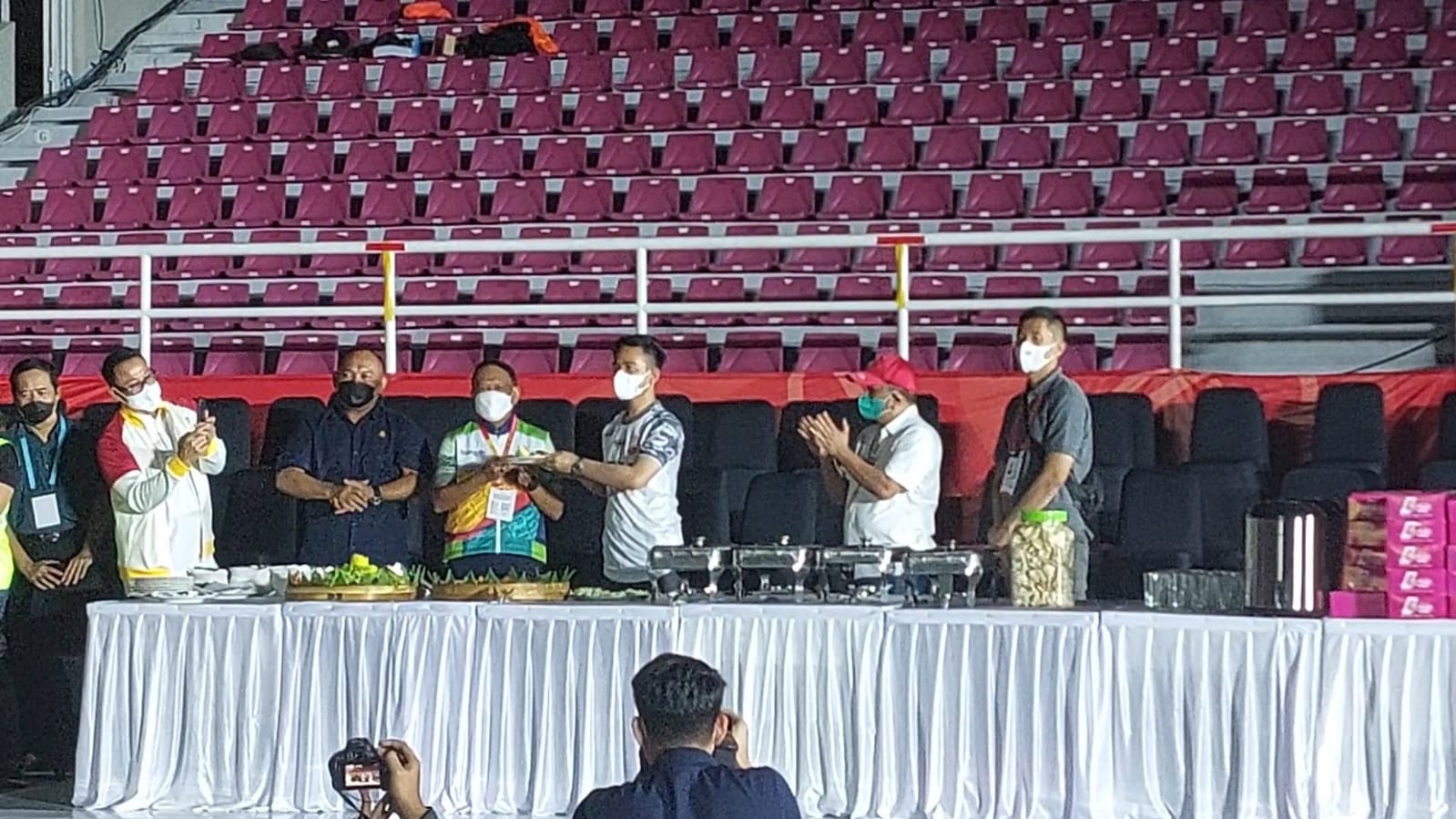 Menpora Zainudin Amali dan Ketua INASPOC Gibran Rakabuming Raka mengadakan acara pemotongan tumpeng di Stadion Manahan Solo, Kamis (28/7) malam. (MP/Ismail).
