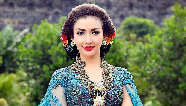 Fantastis! Roro Fitria Kenakan Kebaya Senilai Ratusan Juta ke Pernikahan Kahiyang-Bobby