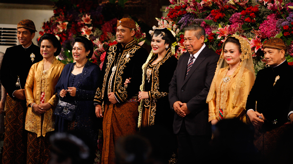 Presiden Joko Widodo (kiri) dan Ibu Negara Iriana Joko Widodo (kedua kiri), berfoto bersama mantan presiden Susilo Bambang Yudhoyono (ketiga kanan) beserta istri Ani Yudhoyono (ketiga kiri), Ibunda Bobby Nasution, Hanifah Siregar (kedua kanan) dan Paman Bobby Nasution, Irwin Nasution (kanan) saat menghadiri pernikahan Kahiyang Ayu (keempat kanan) dengan Bobby Nasution (keempat kiri) di Gedung Graha Saba, Solo, Jawa Tengah. ANTARA FOTO/Maulana Surya