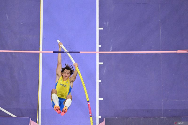 Atlet Swedia Armand Duplantis Pertajam Rekor Dunia Lompat Galah di Olimpiade Paris 2024