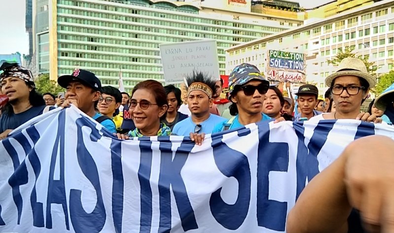 Menteri Kelautan dan Perikanan, Susi Pudjiastuti pimpin pawai tolak plastik sekali pakai di Bundaran HI, Jakarta Pusat, Minggu (21/7/2019). (ANTARA/Laily Rahmawaty)	