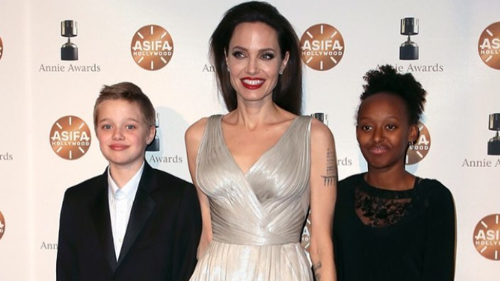 Gaun Silver Angelina Jolie ini Punya Belahan Tersembunyi, Sadar Enggak?