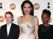 Gaun Silver Angelina Jolie ini Punya Belahan Tersembunyi, Sadar Enggak?