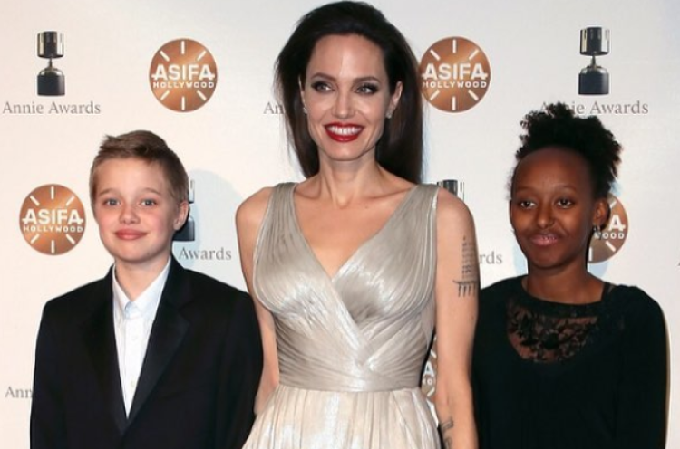 Gaun Silver Angelina Jolie ini Punya Belahan Tersembunyi, Sadar Enggak?