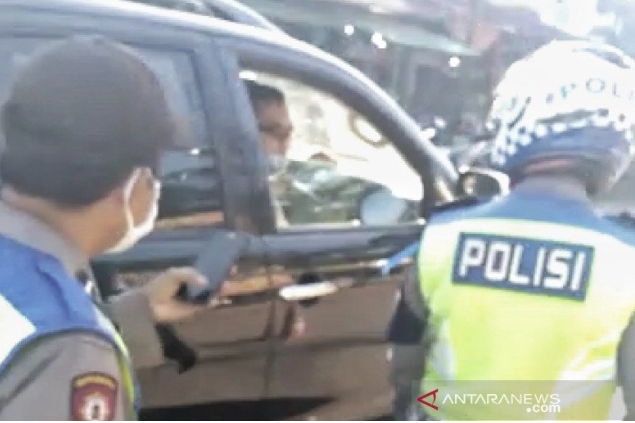Polisi Tak Bermasker Ini Marah Diingatkan Pakai Masker Oleh Rekannya Sesama Polisi