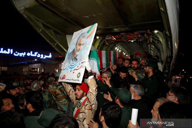 Warga Iran mengusung peti mati Komandan Garda Revolusi Iran, Mayor Jenderal Qasem Soleimani yang terbunuh dalam serangan udara di bandara Baghdad, di Ahvaz, Iran, Minggu (5/1/2020). ANTARA FOTO/Hossein Mersadi/Fars news agency/WANA (West Asia News Agency) via REUTERS/aww.
