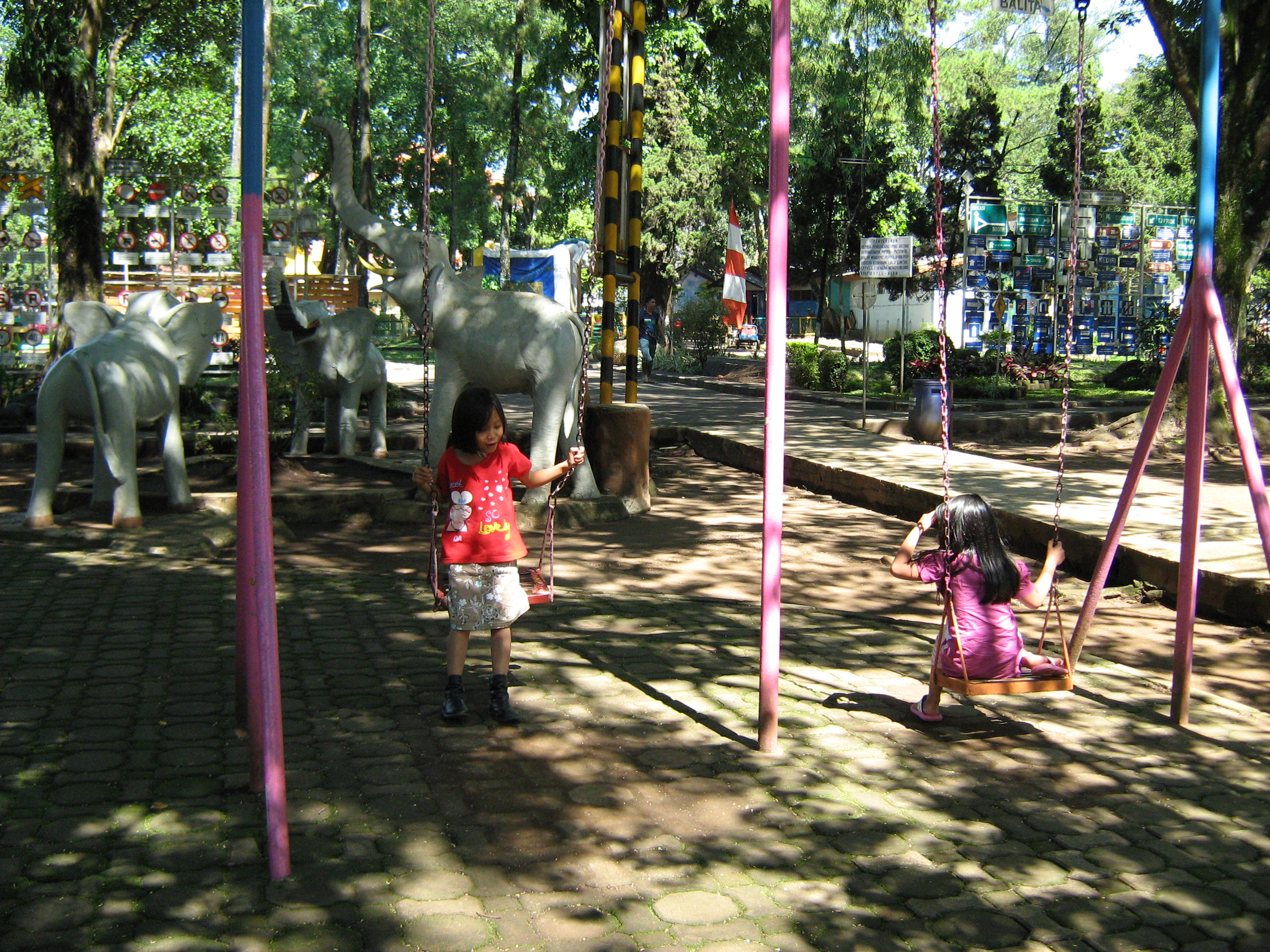 Anak-anak bermain di Taman Lalu Lintas Bandung. (Foto: Antara)