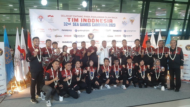 Tim gulat Indonesia berfoto bersama setibanya dari SEA Games 2023 Kamboja, di Bandara Soekarno-Hatta, Tangerang, Rabu (17/5). (Foto: MP/Kanugrahan)