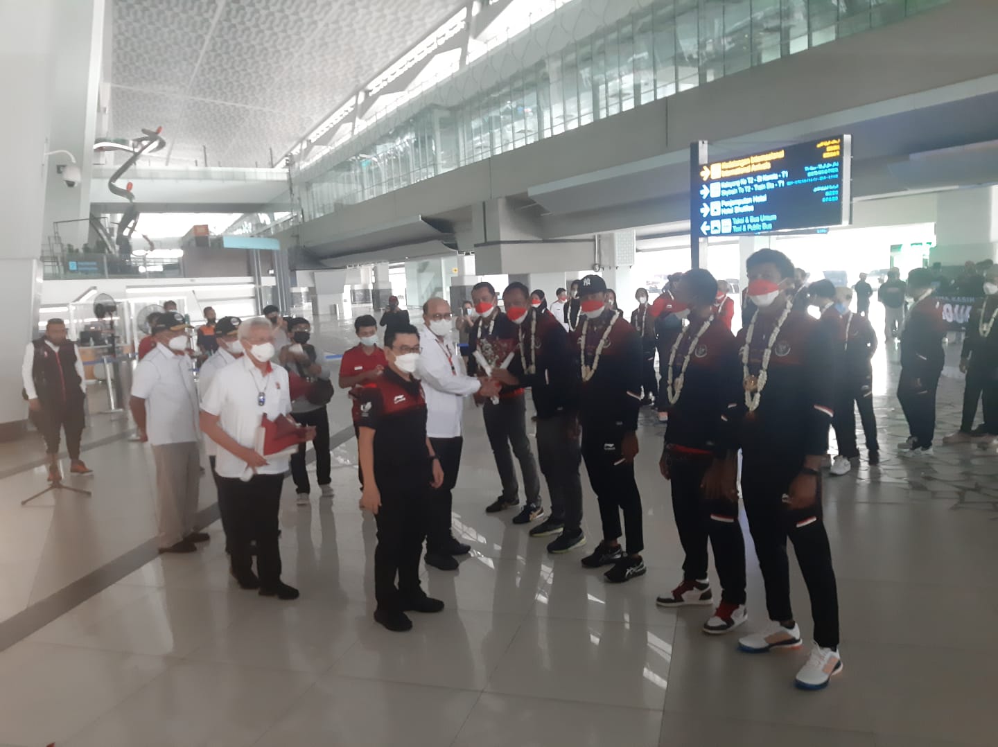 NOC Indonesia yang diwakili Komite Eksekutif Jadi Rajagukguk dan perwakilan Kemenpora mengalungkan bunga kepada 41 atlet yang baru saja tiba di Bandara Soekarno-Hatta, Tangerang, Banten, Minggu (22/5). Foto: MP/Kanu