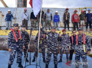 Koarmada Kibarkan Merah Putih di Gugusan Karang Perbatasan Singapura dan Malaysia