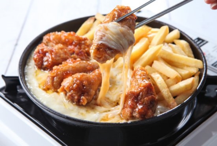 Rolling Cheese Chicken makanan yang cukup digemari. (Foto: TripAdvisor)