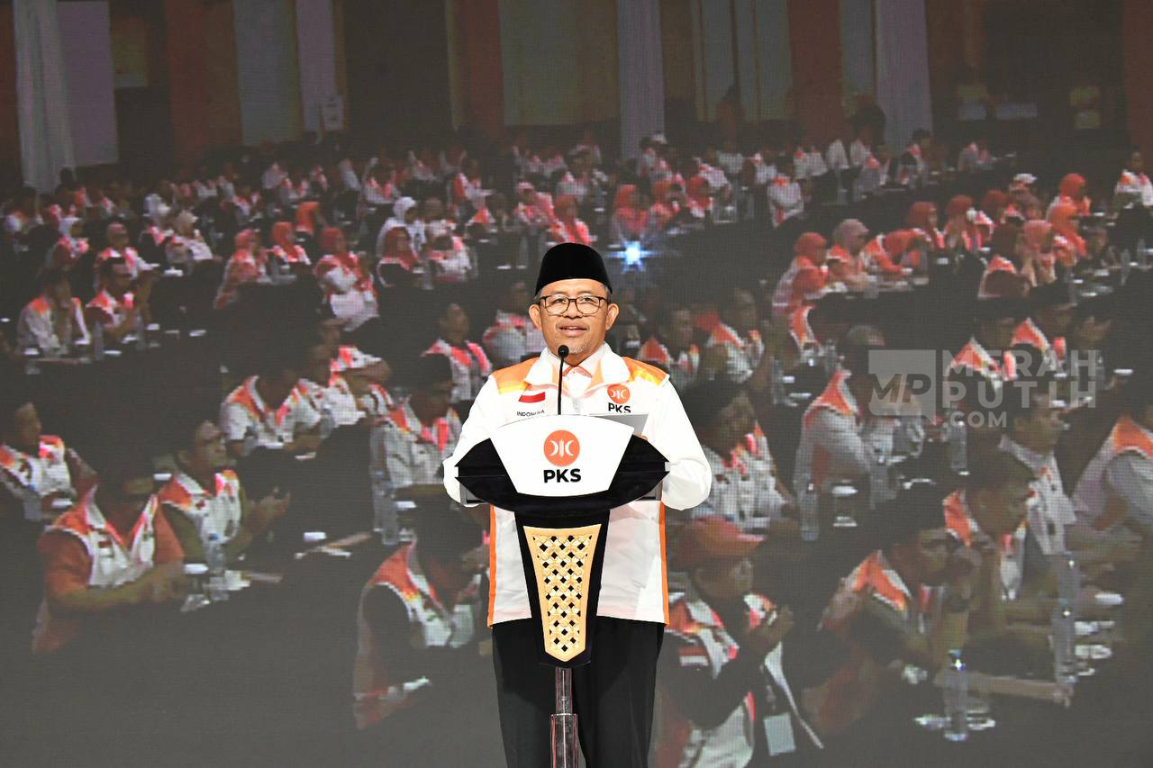 Pelaksana Harian (Plh) Presiden PKS Ahmad Heryawan saat menyampaikan laporan kegiatan Rakernas di Hotel Grand Sahid Jaya, Jakarta, Minggu (22/9/2024).