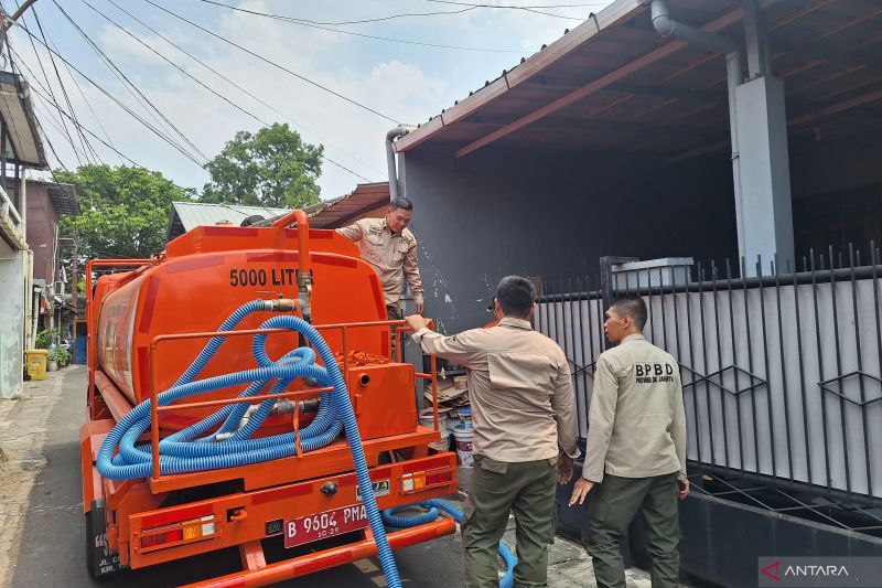 Jakarta Kekeringan, BPBD Mulai Pasok Air Bersih ke Warga